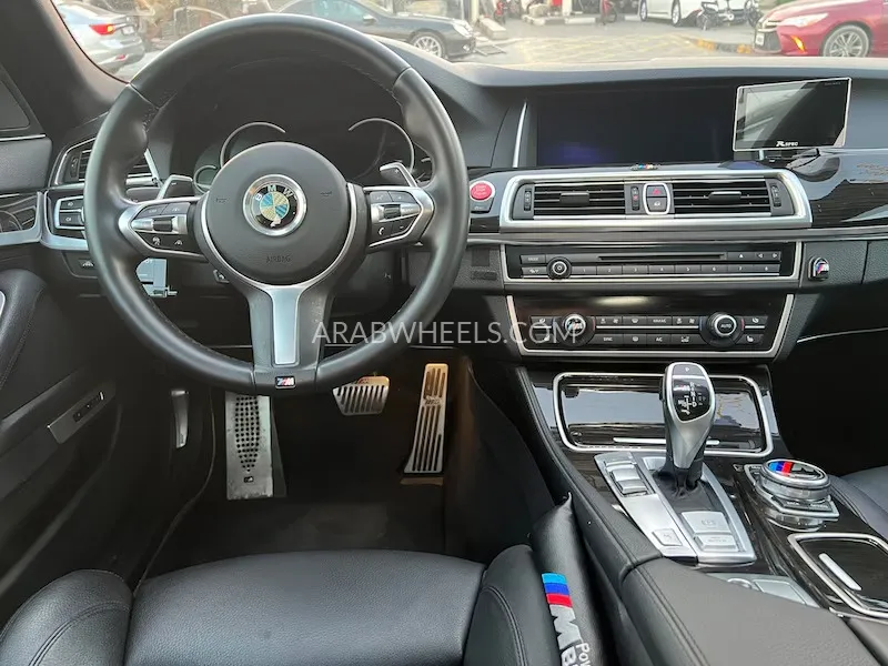 بي إم دبليو الفئة الخامسة 2014 for Sale in الشارقة Image-7