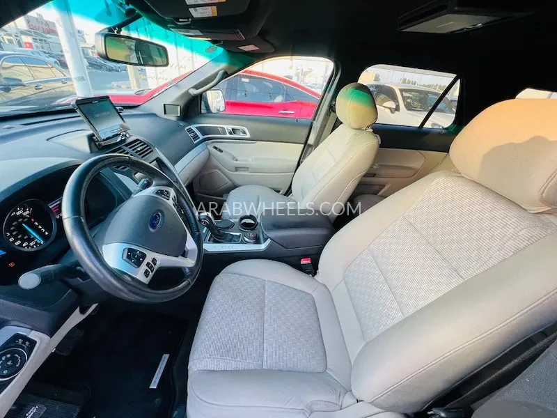 Ford Explorer 2013 for Sale in Sharjah Image-3