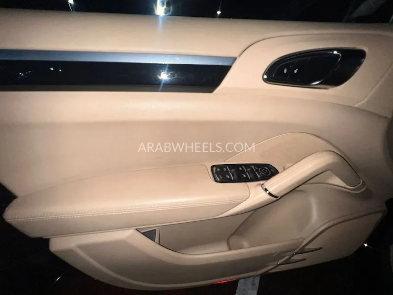 Porsche Cayenne 2013 for Sale in Sharjah Image-2