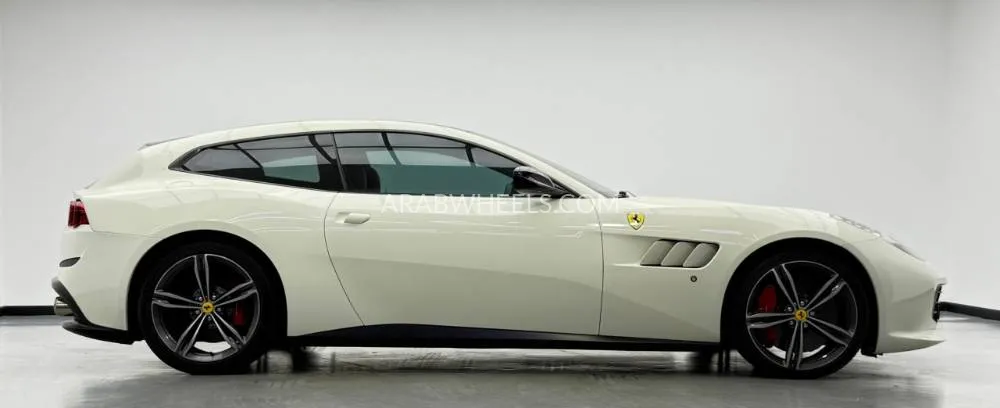 فيراري GTC4 لوسّو 2018 for Sale in دبي Image-4