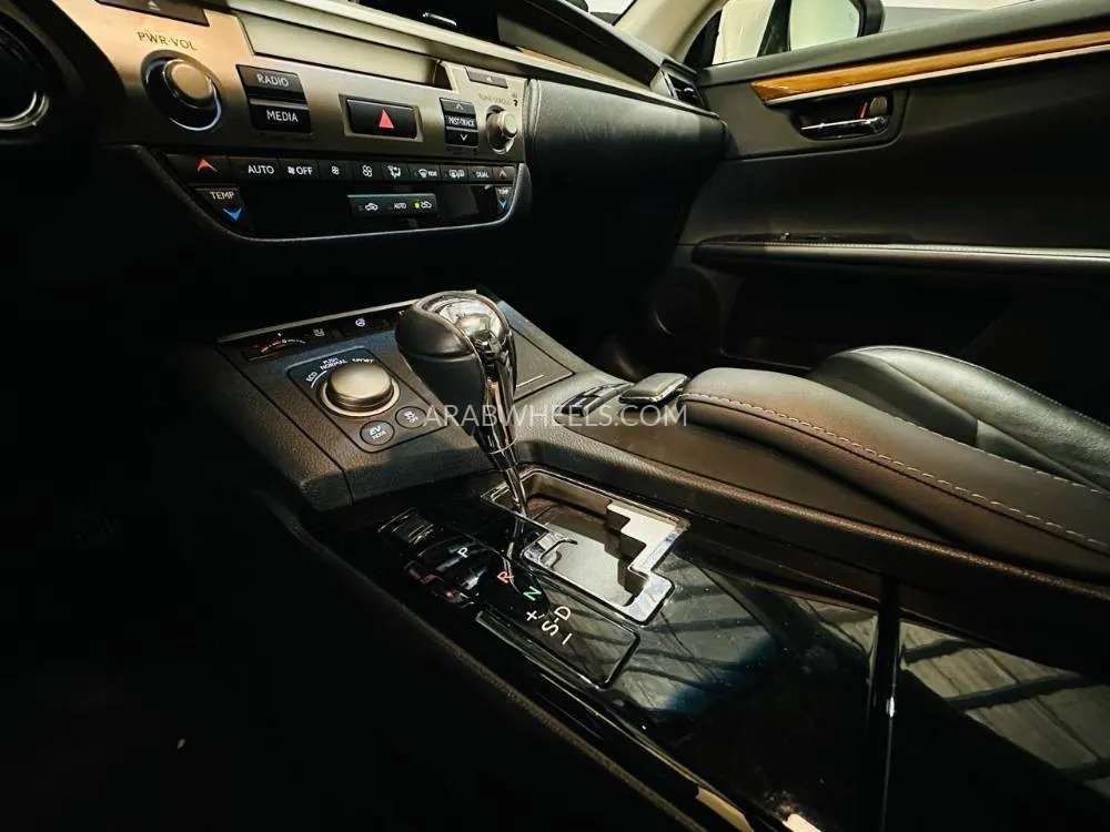 Lexus ES 2014 for Sale in Dubai Image-7