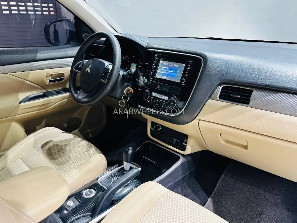 Mitsubishi Outlander 2017 for Sale in Dubai Image-20