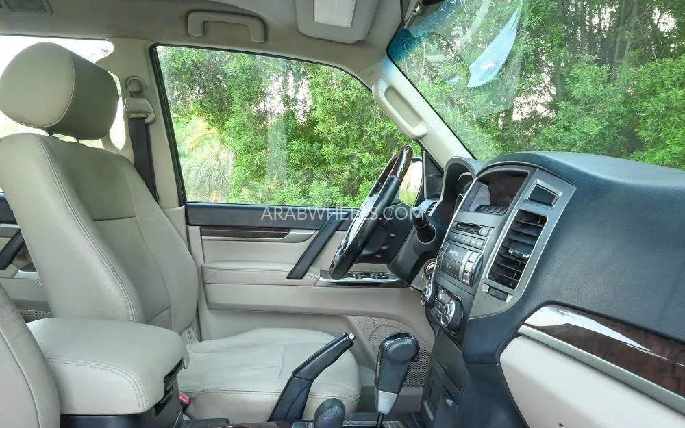 Mitsubishi Pajero 2015 for Sale in Sharjah Image-9