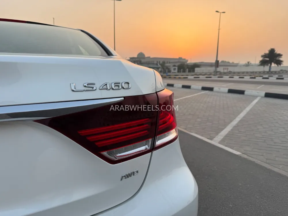 لكزس LS 2017 for Sale in الشارقة Image-11