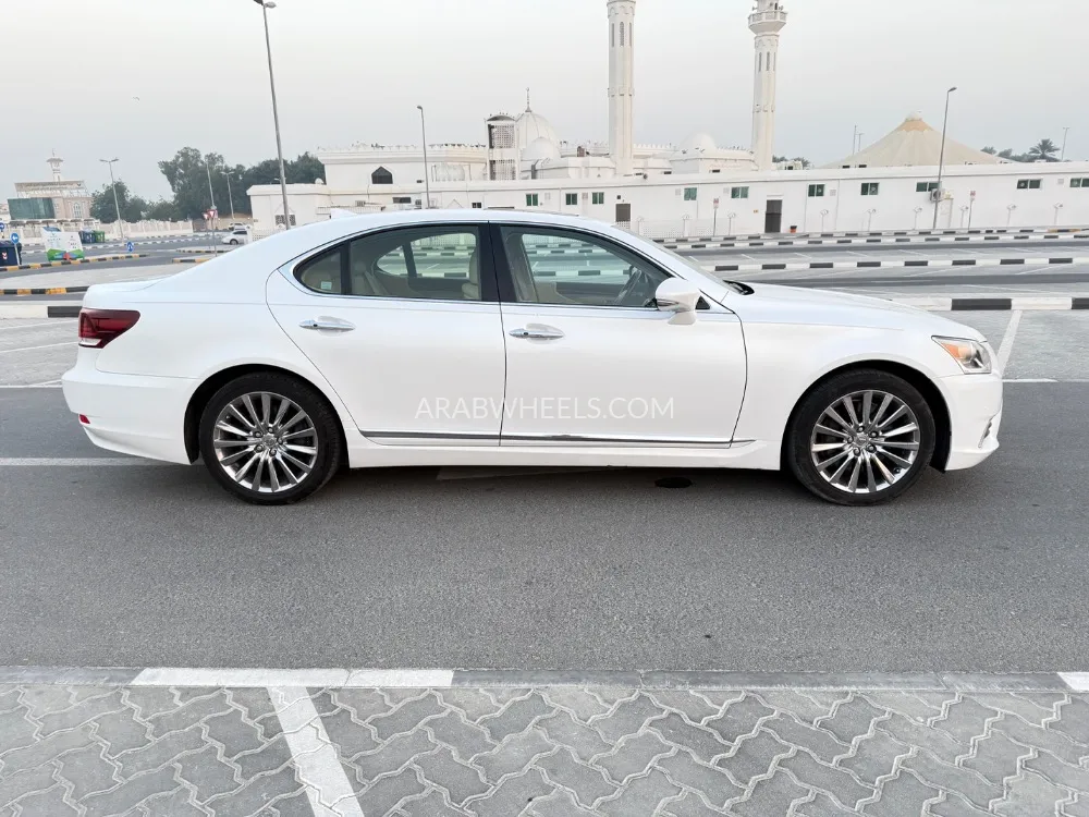 لكزس LS 2017 for Sale in الشارقة Image-4