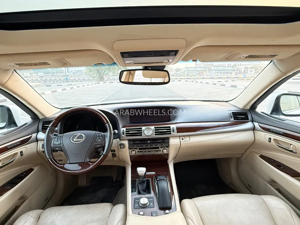 لكزس LS 2017 for Sale in الشارقة Image-10