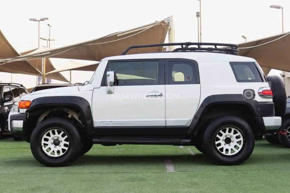 تويوتا إف جي كروزر 2010 for Sale in الشارقة Image-4