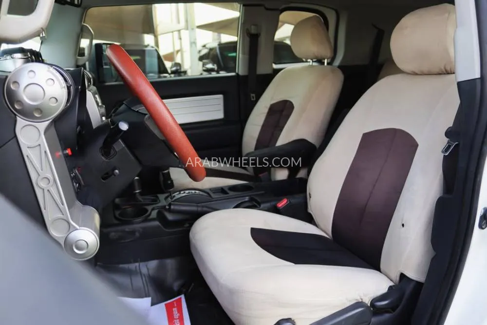 تويوتا إف جي كروزر 2010 for Sale in الشارقة Image-5