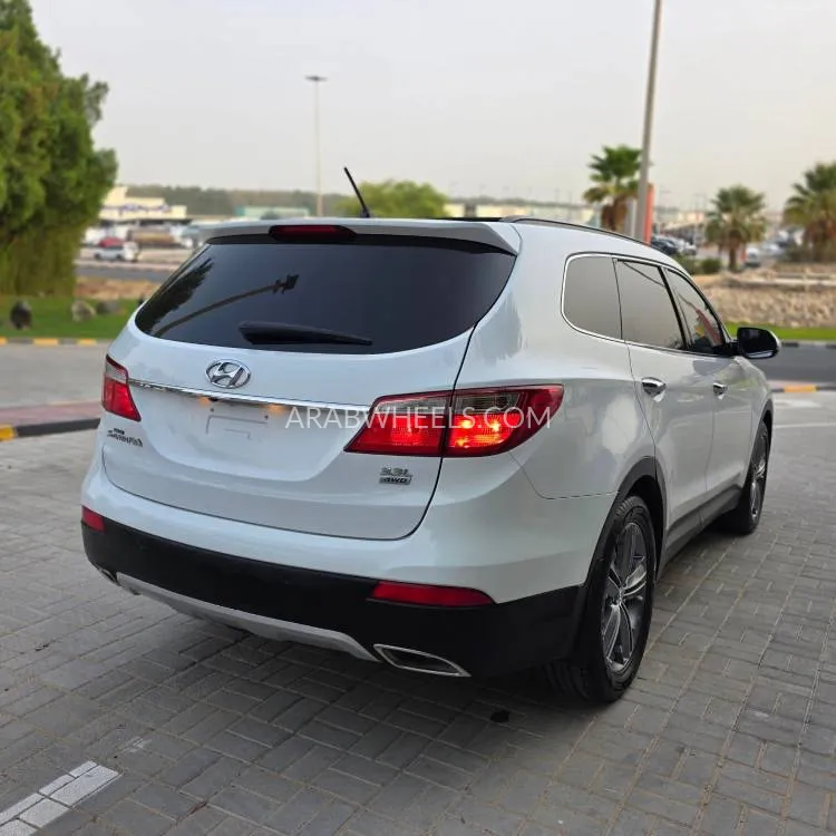 Hyundai Santa Fe 2015 for Sale in Sharjah Image-16
