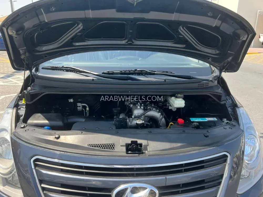 Hyundai H1 2018 for Sale in Sharjah Image-3