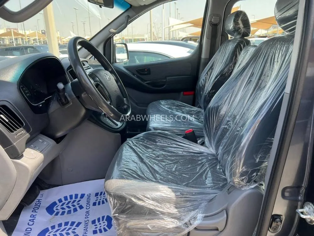 Hyundai H1 2018 for Sale in Sharjah Image-6