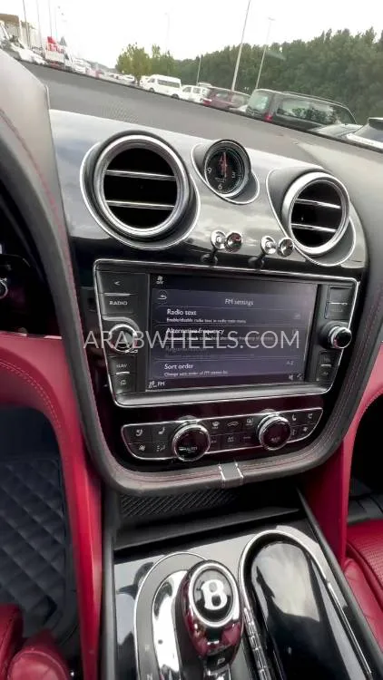 بينتلي بينتايجا 2018 for Sale in الشارقة Image-12