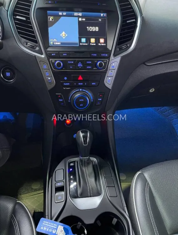 Hyundai Santa Fe 2017 for Sale in Ajman Image-9