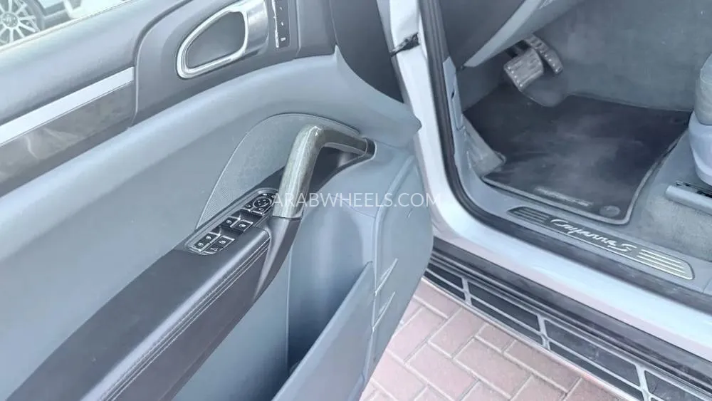 Porsche Cayenne 2012 for Sale in Sharjah Image-4