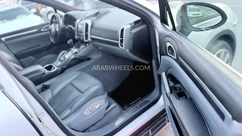 Porsche Cayenne 2012 for Sale in Sharjah Image-8