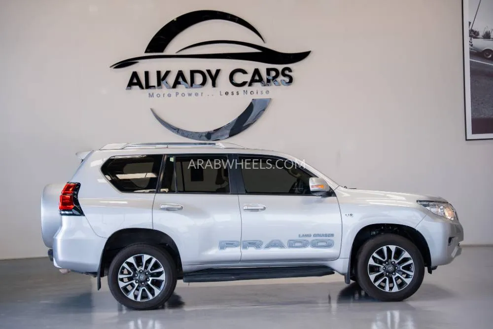 Toyota Land Cruiser Prado 2022 for Sale in Umm Al Quwain Image-3