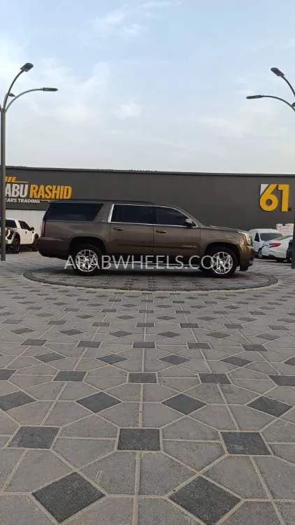 GMC Yukon XL 2015 for Sale in Ajman Image-9