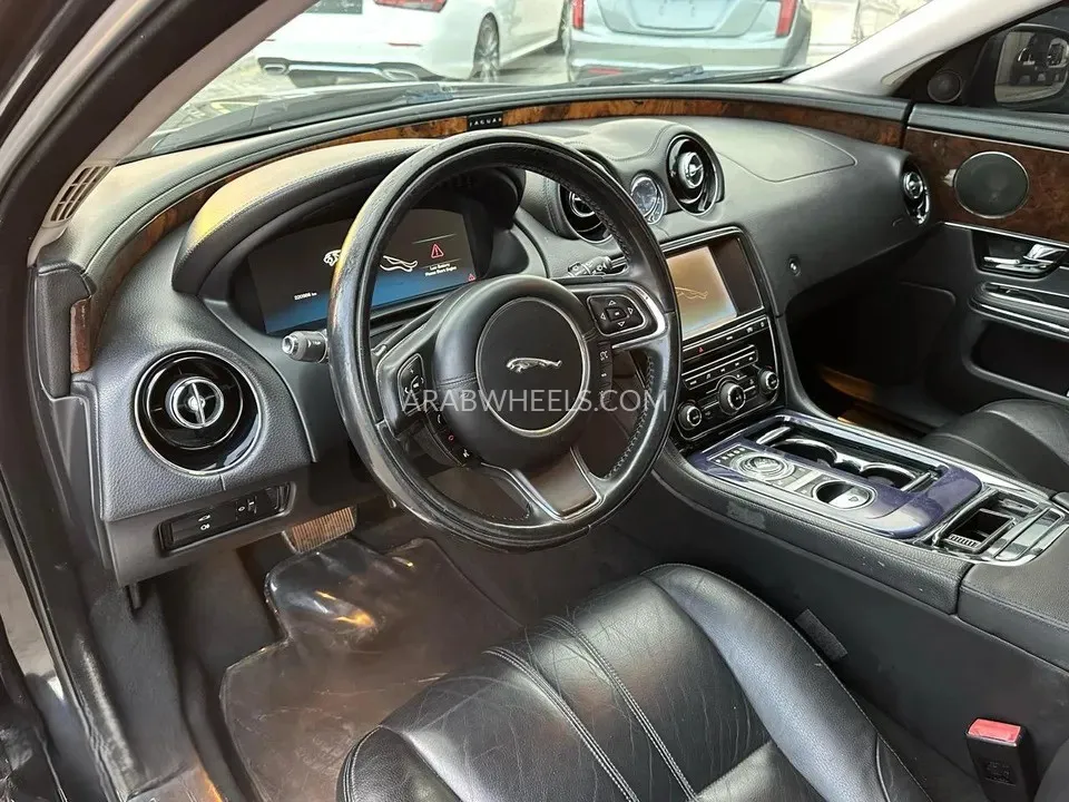 Jaguar XJ 2011 for Sale in Abu Dhabi Image-7