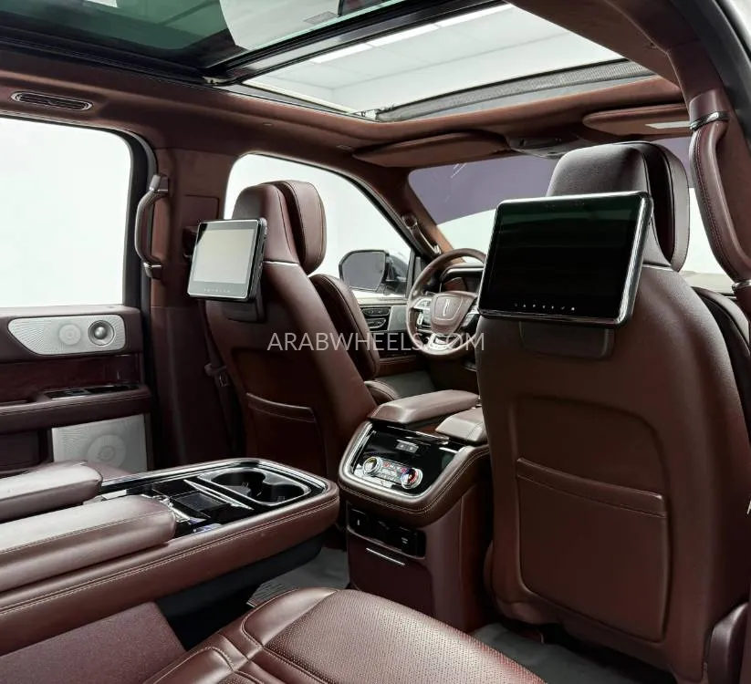 Lincoln Navigator 2018 for Sale in Dubai Image-4