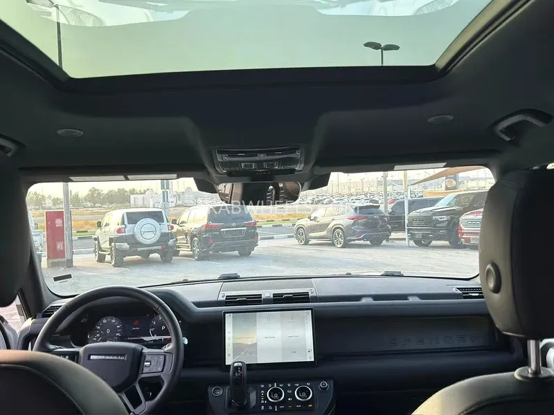 Land Rover Defender 2024 for Sale in Fujairah Image-10