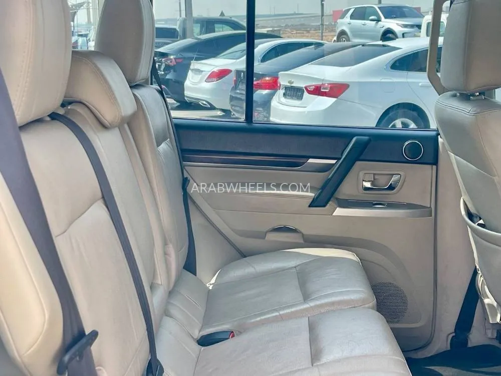 Mitsubishi Pajero 2014 for Sale in Sharjah Image-8