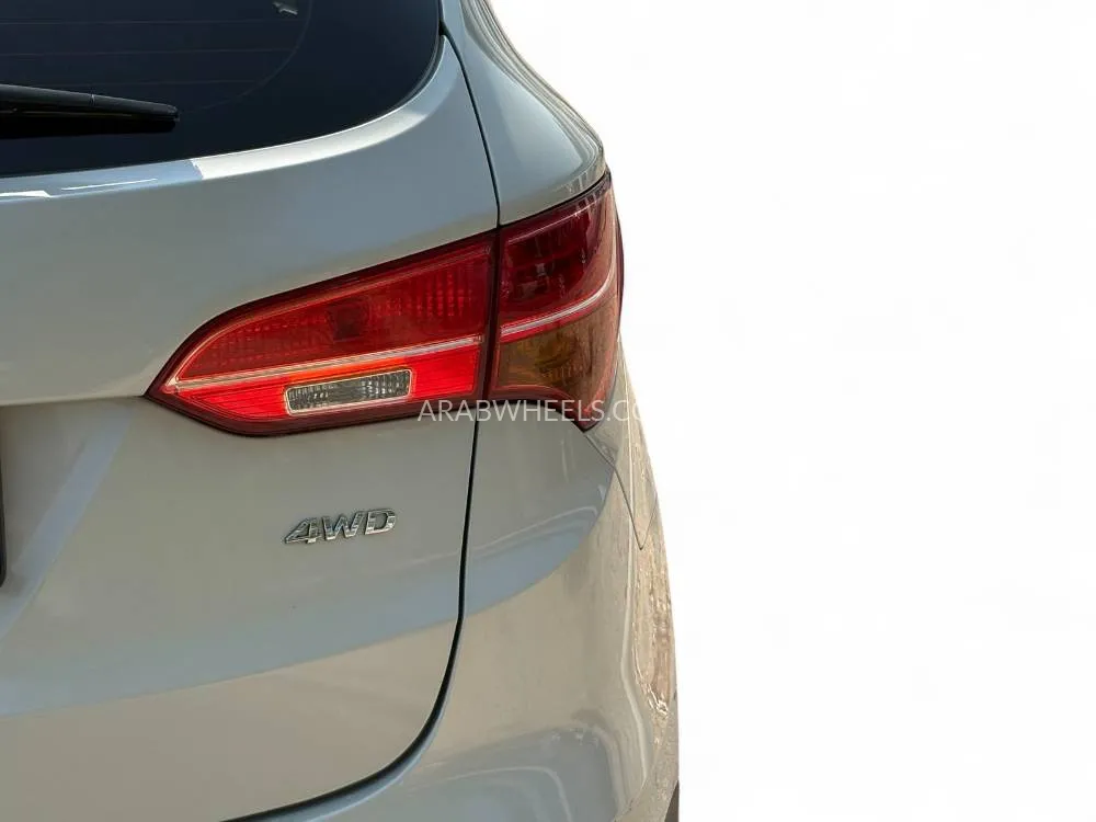 Hyundai Grand Santa Fe 2015 for Sale in Dubai Image-10