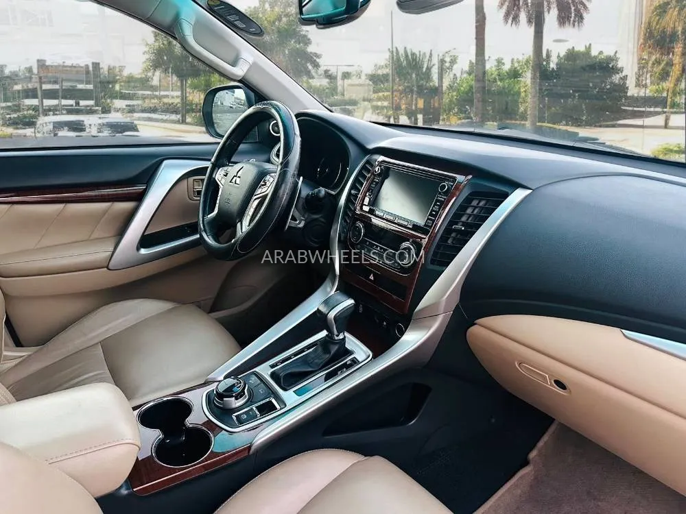 Mitsubishi Montero Sport 2017 for Sale in Dubai Image-17