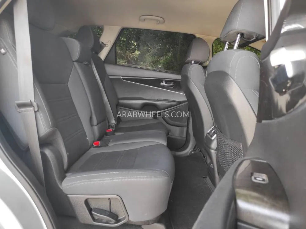 Kia Sorento 2018 for Sale in Sharjah Image-9