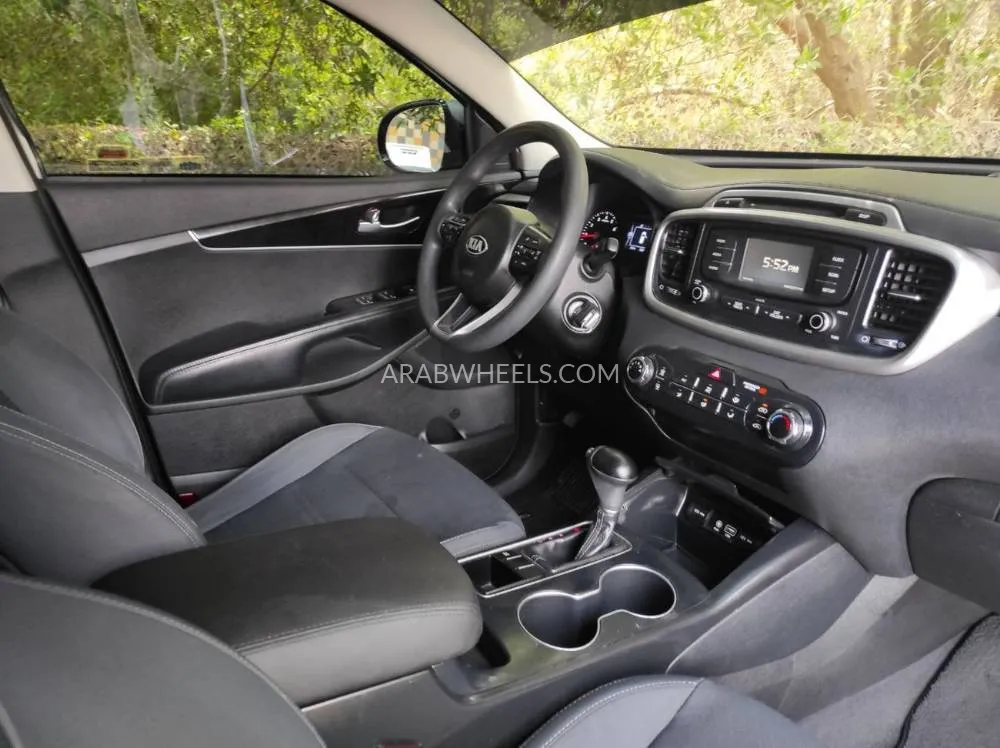 Kia Sorento 2018 for Sale in Sharjah Image-20