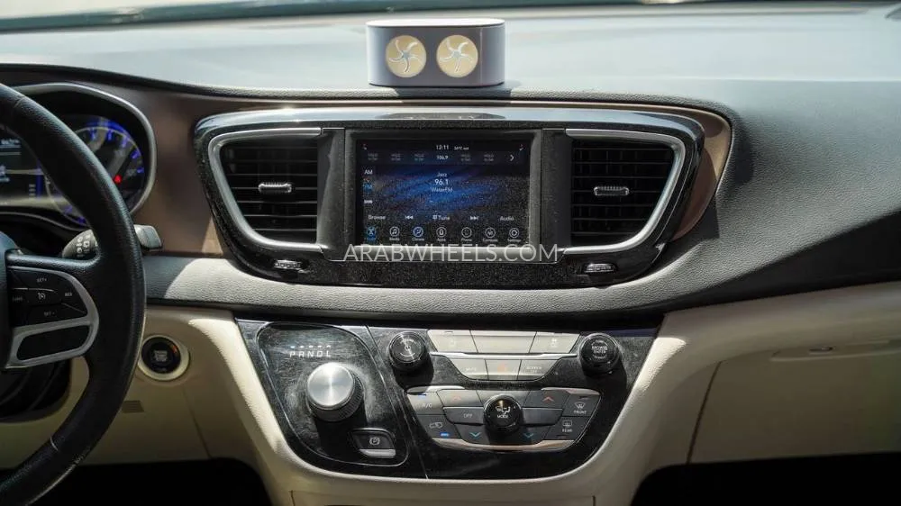 Chrysler Grand Voyager 2023 for Sale in Sharjah Image-6