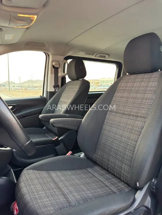 Mercedes Benz V Class 2018 for Sale in Abu Dhabi Image-2