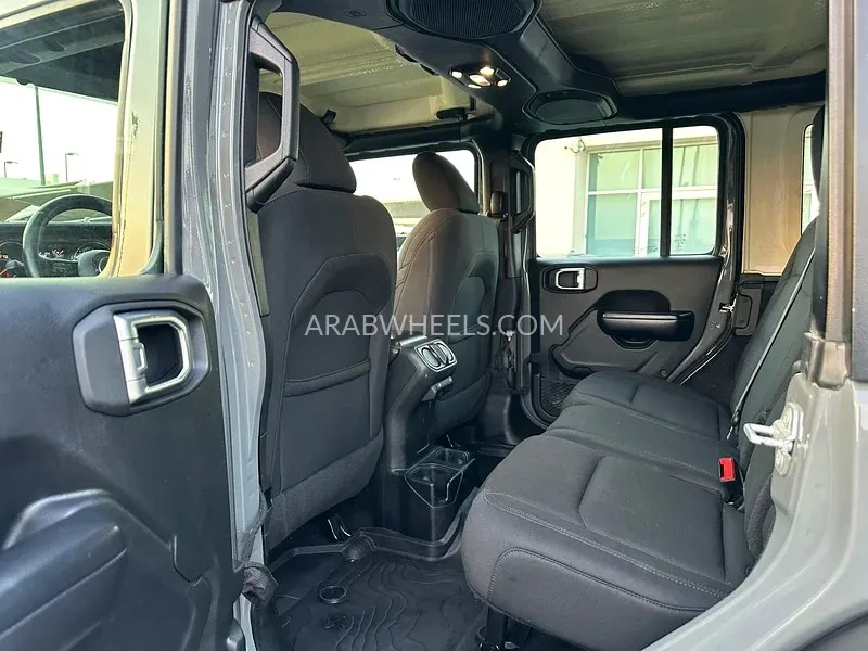 جيب رانجلر 2019 for Sale in الشارقة Image-16