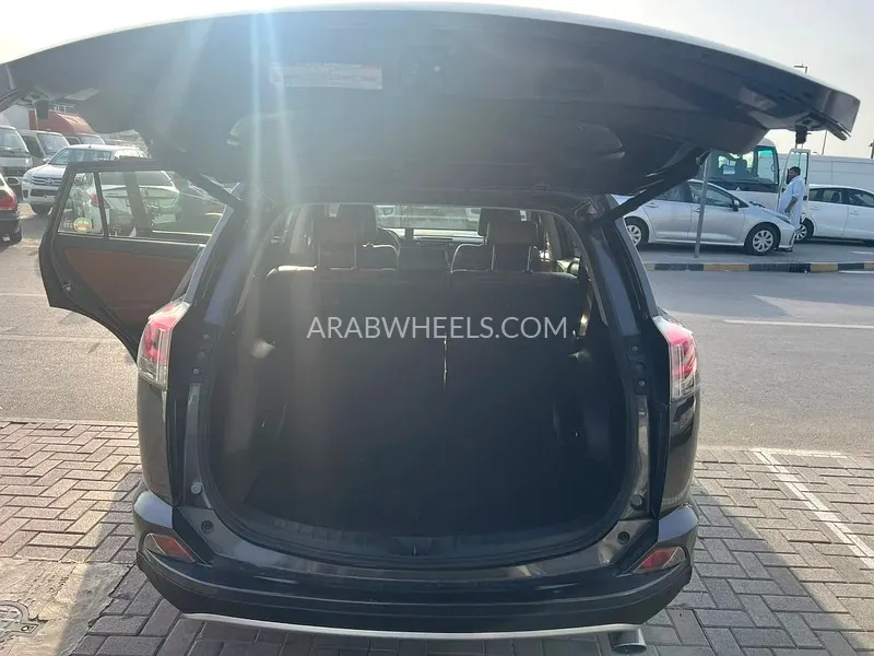 Toyota Rav4 2018 for Sale in Sharjah Image-9