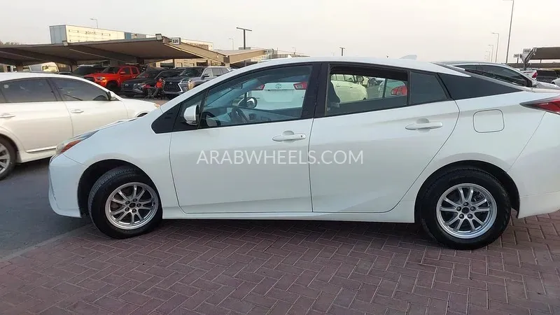 تويوتا بريوس 2018 for Sale in الشارقة Image-12