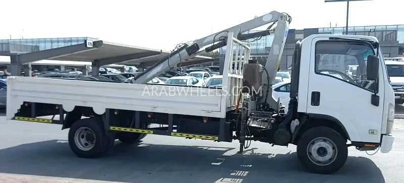 Isuzu Elf 2019 for Sale in Sharjah Image-2
