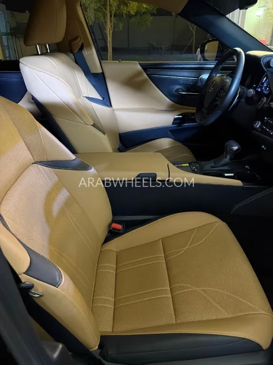 Lexus ES 2023 for Sale in Al Ain Image-2