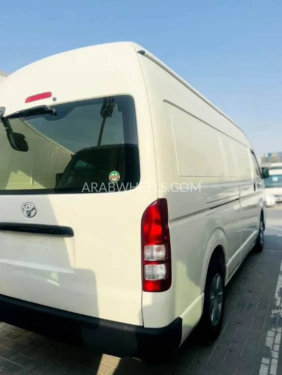 Toyota Hiace 2021 for Sale in Sharjah Image-2