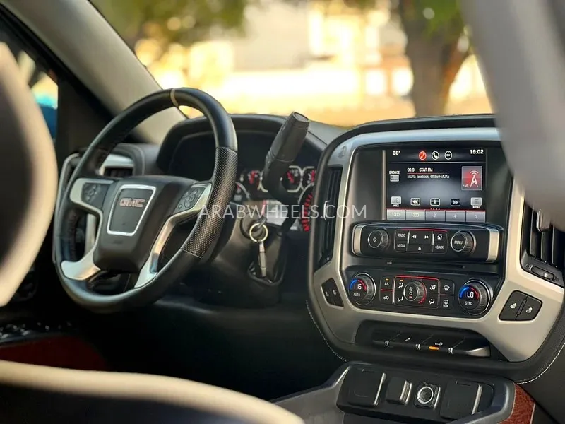 GMC Sierra 2015 for Sale in Sharjah Image-10
