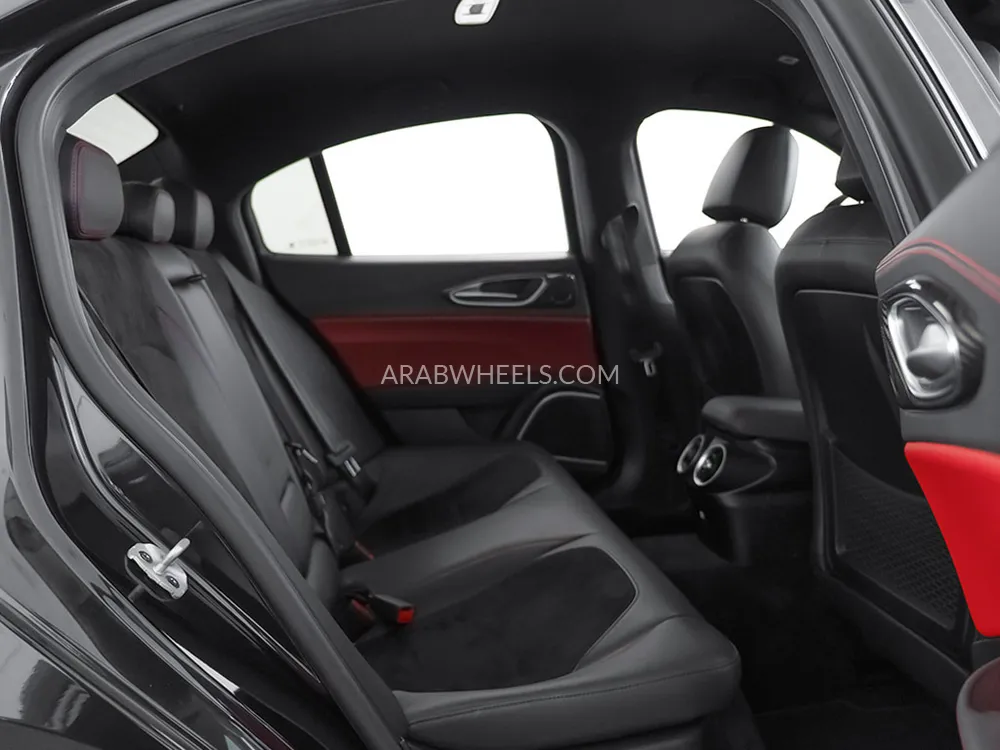 Alfa Romeo Giulia 2020 for Sale in Dubai Image-15