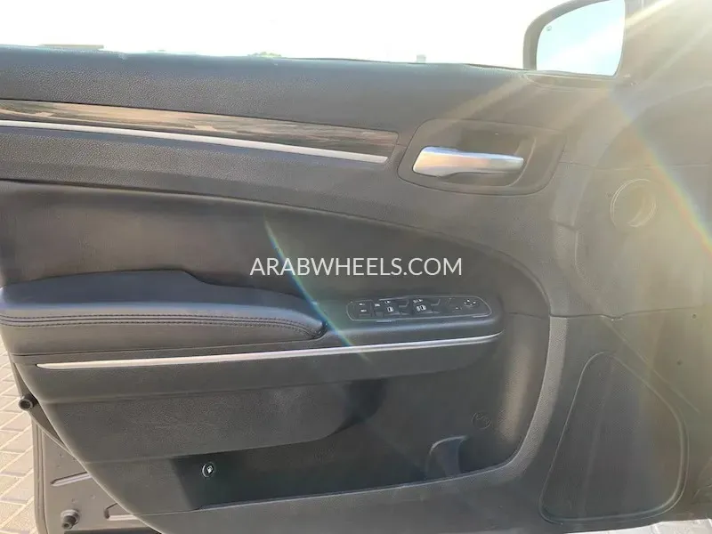 كرايسلر 300 2018 for Sale in دبي Image-9