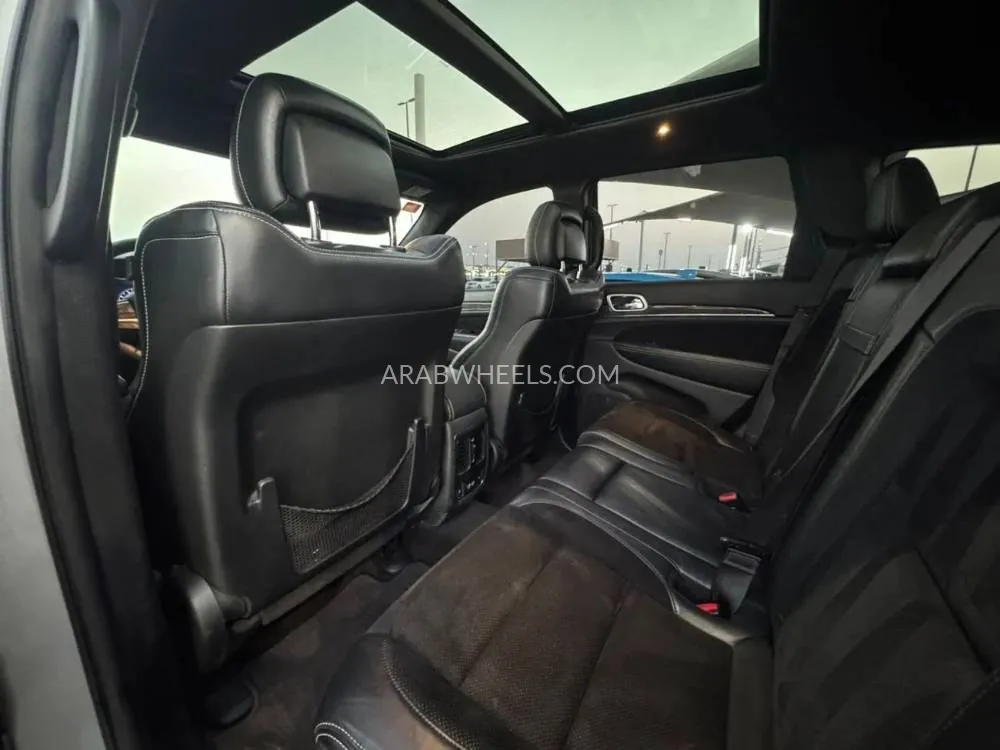 Jeep Grand Cherokee 2016 for Sale in Sharjah Image-7