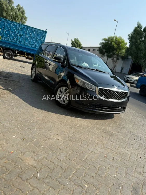 Kia Sedona 2017 for Sale in Sharjah Image-1