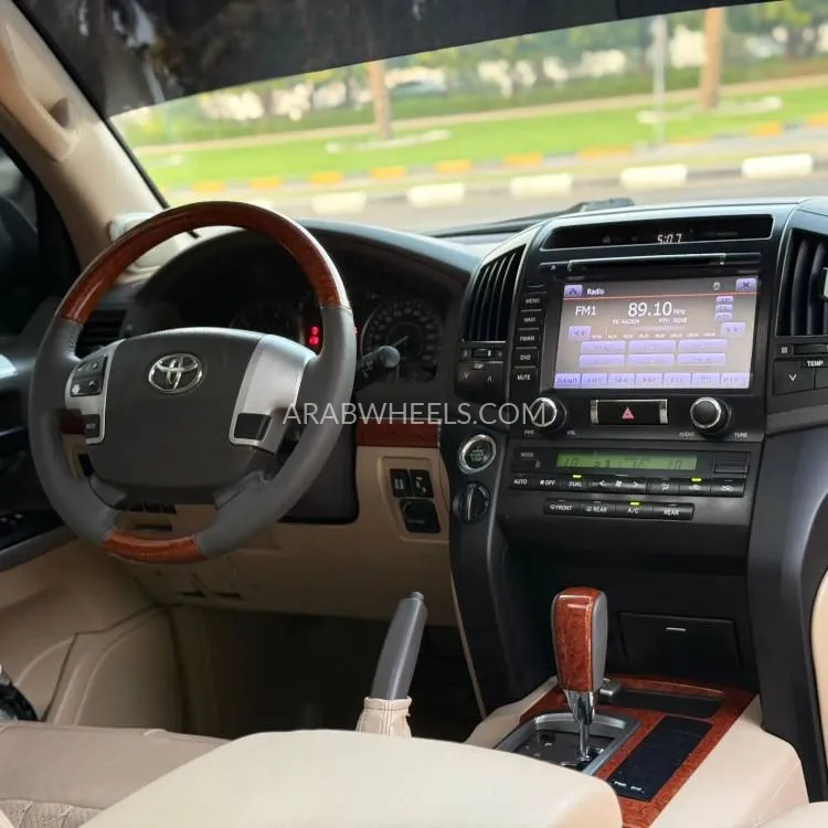 Toyota Land Cruiser 2015 for Sale in Sharjah Image-15