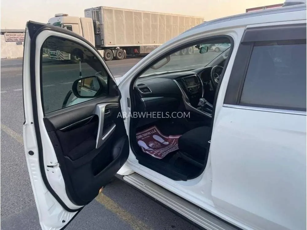 ميتسوبيشي باجيرو 2017 for Sale in دبي Image-11