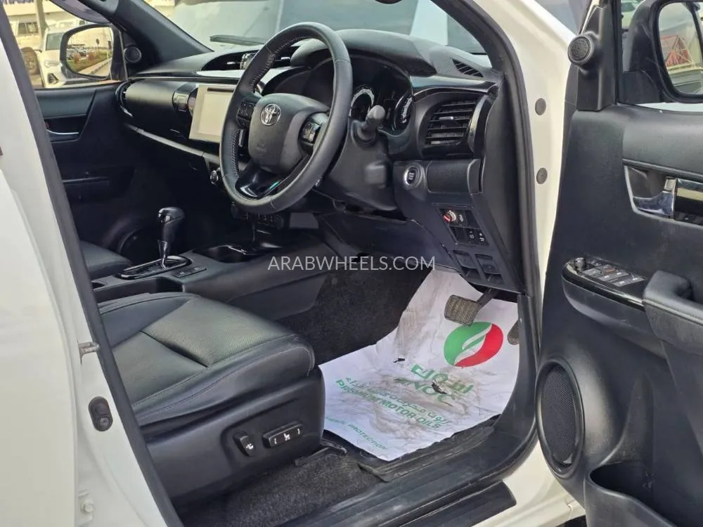 Toyota Hilux 2018 for Sale in Dubai Image-16