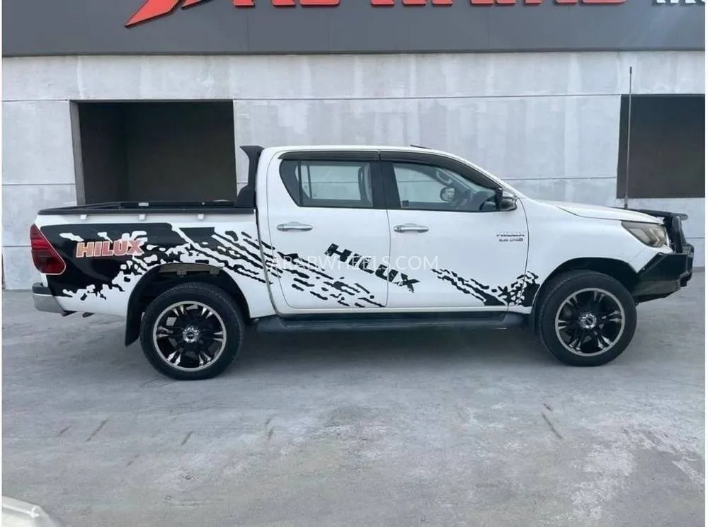Toyota Hilux 2019 for Sale in Dubai Image-5