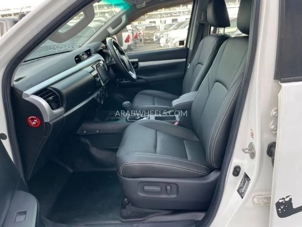 Toyota Hilux 2019 for Sale in Dubai Image-11