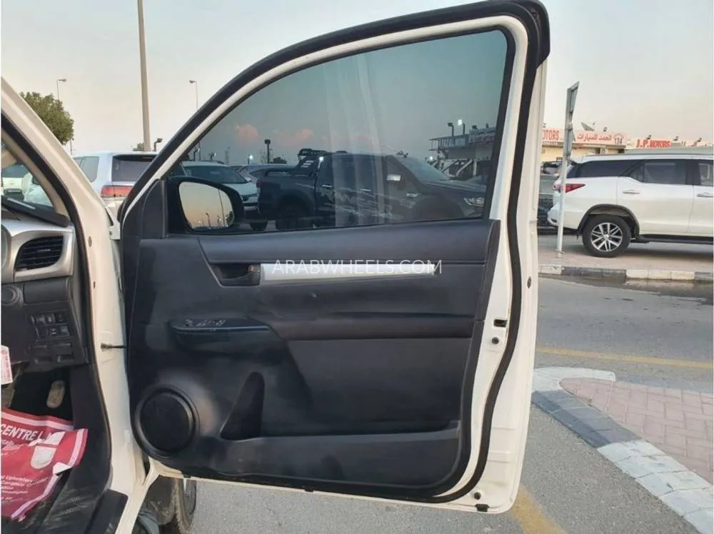 Toyota Hilux 2020 for Sale in Dubai Image-9