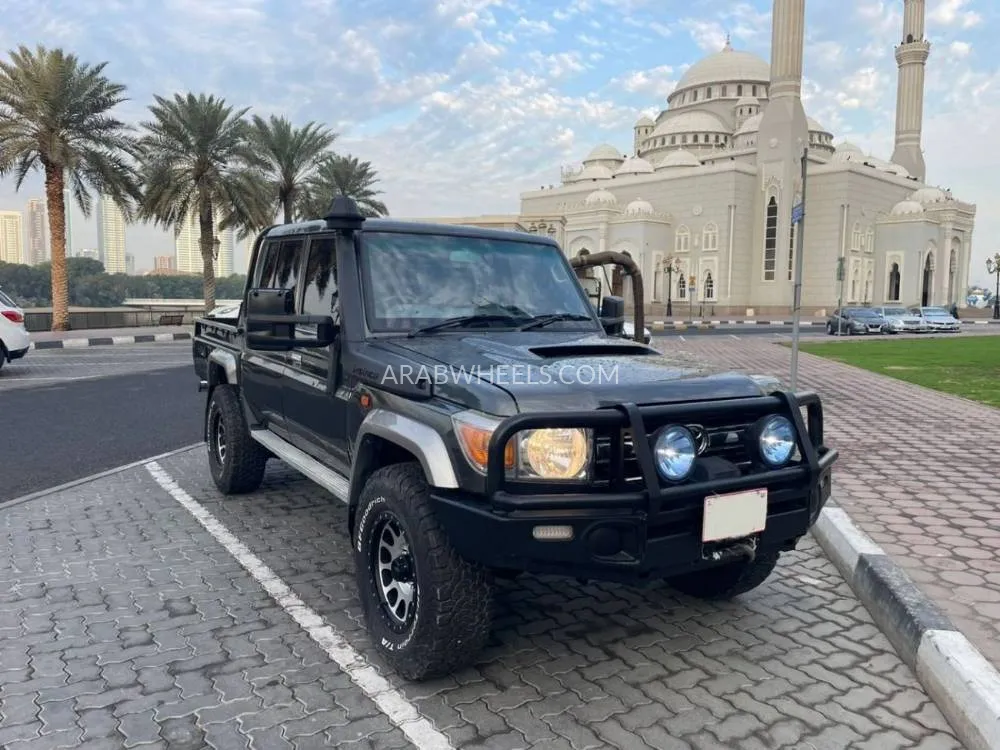 Toyota Land Cruiser 70 Series 2014 for Sale in Dubai Image-2