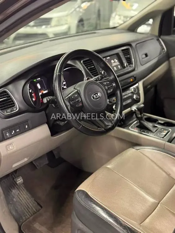 Kia Sedona 2017 for Sale in Ajman Image-9